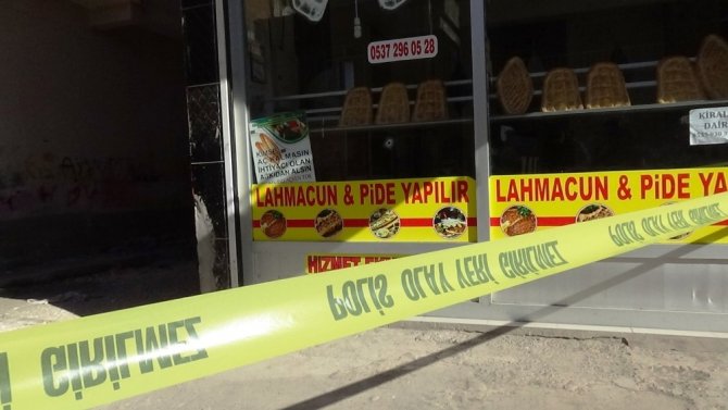 Diyarbakır'ın Kayapınar ilçesinde çıkan silahlı kavgada 1 kişi ayaklarına isabet eden kurşunla yaralandı.