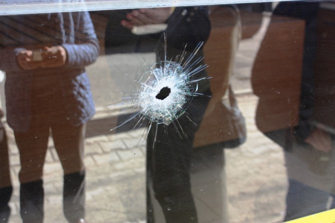 Diyarbakır'ın Kayapınar ilçesinde çıkan silahlı kavgada 1 kişi ayaklarına isabet eden kurşunla yaralandı.