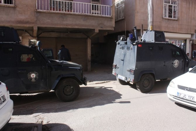 Diyarbakır'ın Kayapınar ilçesinde çıkan silahlı kavgada 1 kişi ayaklarına isabet eden kurşunla yaralandı.