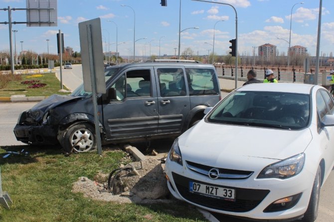 Karaman'da otomobil ile hafif ticari aracın çarpışması sonucu 2 kişi yaralandı.