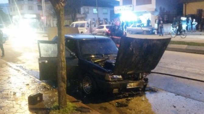 Sakarya'nın Akyazı ilçesinde seyir halindeki otomobil alev aldı.
