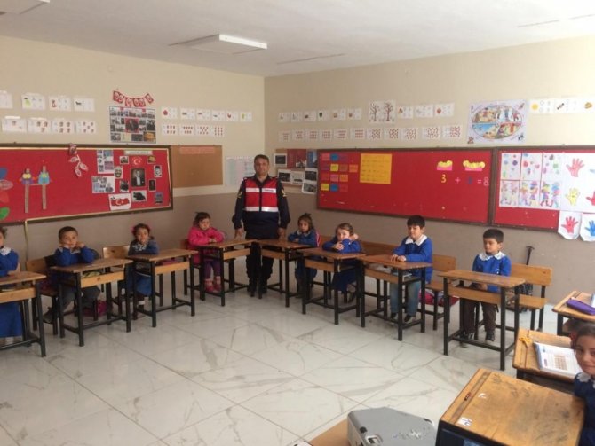 Yenice İlçe Jandarma Komutanlığı Trafik ekiplerince ilkokul öğrencilerine trafik eğitimi verildi.