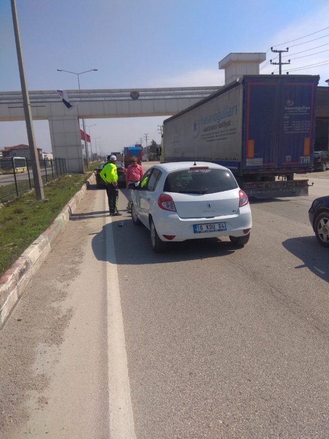 Bursa'nın İnegöl ilçesinde iki otomobil çarpıştı, 5 kişi hafif şekilde yaralandı.