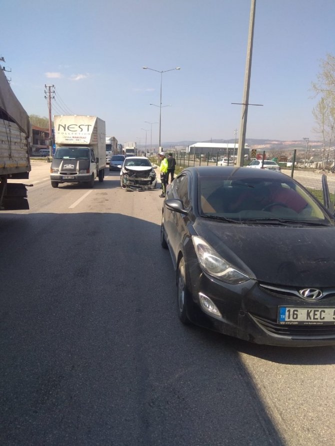 Bursa'nın İnegöl ilçesinde iki otomobil çarpıştı, 5 kişi hafif şekilde yaralandı.