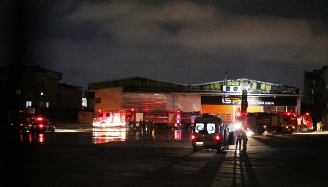 İstanbul Sancaktepe'de bir gıda deposunda çıkan yangın itfaiye ekiplerince söndürüldü