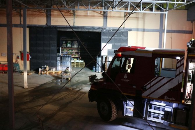 İstanbul Sancaktepe'de bir gıda deposunda çıkan yangın itfaiye ekiplerince söndürüldü