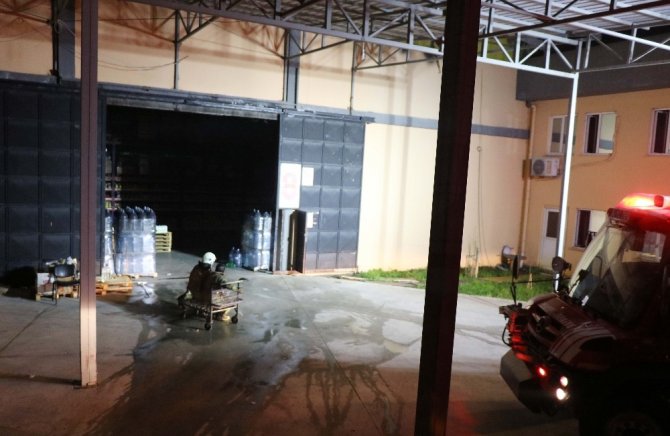 İstanbul Sancaktepe'de bir gıda deposunda çıkan yangın itfaiye ekiplerince söndürüldü