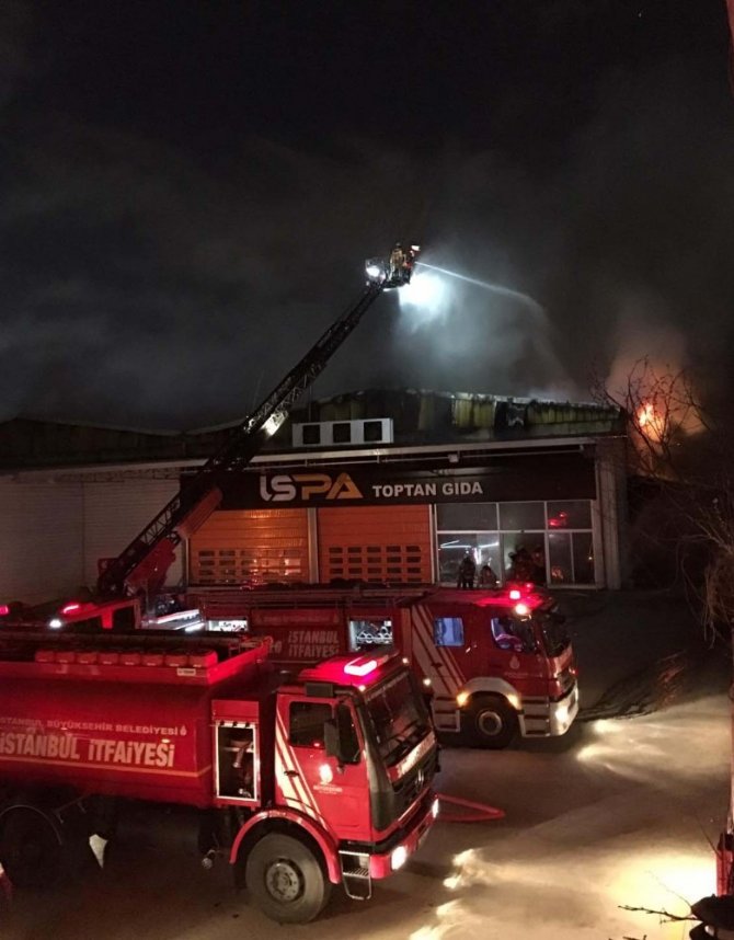 İstanbul Sancaktepe'de bir gıda deposunda çıkan yangın itfaiye ekiplerince söndürüldü