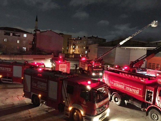 İstanbul Sancaktepe'de bir gıda deposunda çıkan yangın itfaiye ekiplerince söndürüldü