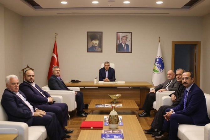 Başkan Toçoğlu Akyazı Ticaret ve Sanayi Odası üyeleri ile 3. OSB Yönetimini makamında ağırladı