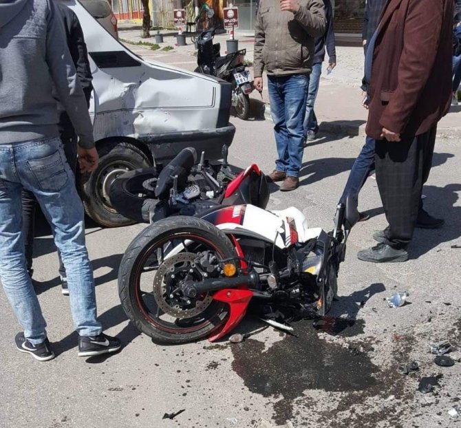 Adıyaman'da, otomobil ile motosikletin çarpışması sonucu meydana gelen kazada 1 kişi yaralandı.