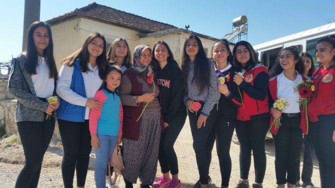 Antalya'nın Kaş ilçesinde Öğrencilerden yaşlılara ziyaret