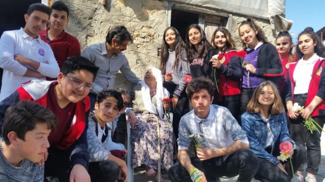 Antalya'nın Kaş ilçesinde Öğrencilerden yaşlılara ziyaret