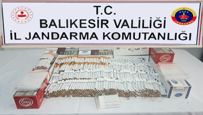 Balıkesir'de jandarma ekipleri kaçak sigara satıcılarına operasyon düzenledi.