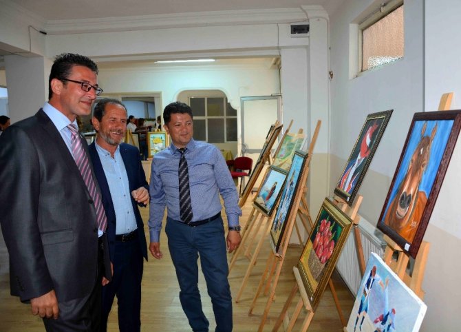 Emekli öğretmen ressam ustalara taş çıkartıyor