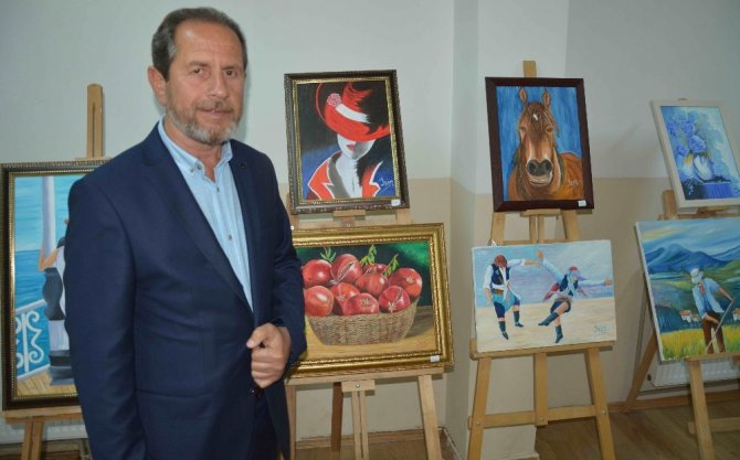 Emekli öğretmen ressam ustalara taş çıkartıyor