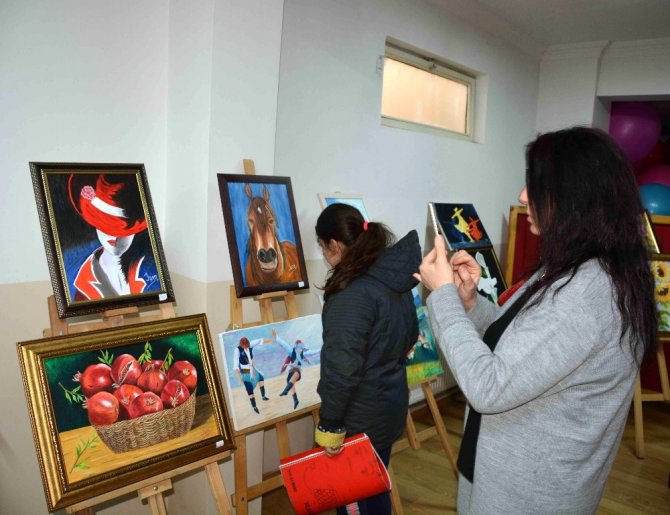 Emekli öğretmen ressam ustalara taş çıkartıyor