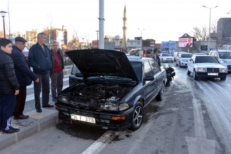 KAHRAMANMARAŞ'ta, Hareket halindeki otomobil alev aldı