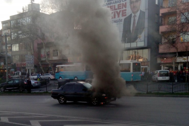 KAHRAMANMARAŞ'ta, Hareket halindeki otomobil alev aldı