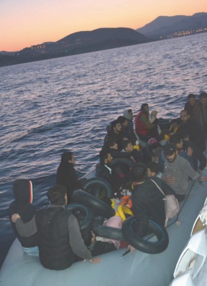 Kuşadası Körfezi’nde 55 kaçak göçmen sahil güvenlik ekiplerinin operasyonuyla kurtarıldı