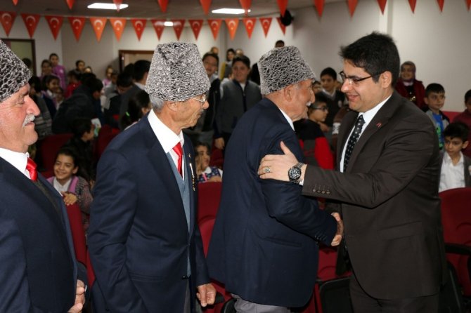 Malatya'nın Hekimhan ilçesinde gaziler ile Sakarya İlk ve Ortaokul öğrencileri bir araya geldi.
