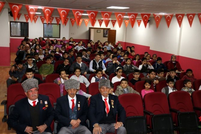 Malatya'nın Hekimhan ilçesinde gaziler ile Sakarya İlk ve Ortaokul öğrencileri bir araya geldi.