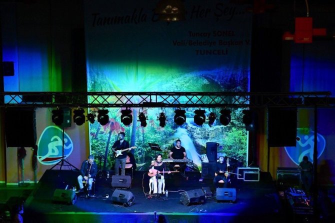 Tunceli’de "Her Ay Bir Konser" etkinliği "Özlem Özdil, konser verdi."