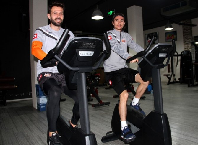 Adanaspor, Kardemir Karabükspor maçı hazırlıklarını günde çift antrenman yaparak sürdürüyor