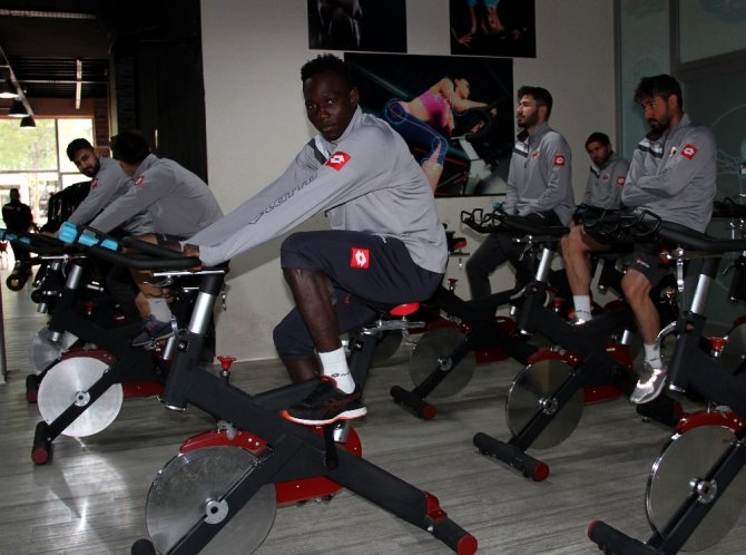 Adanaspor, Kardemir Karabükspor maçı hazırlıklarını günde çift antrenman yaparak sürdürüyor
