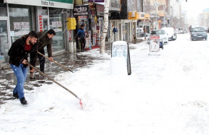Ardahan’da kar sürprizi "kent beyaza bürüdü"