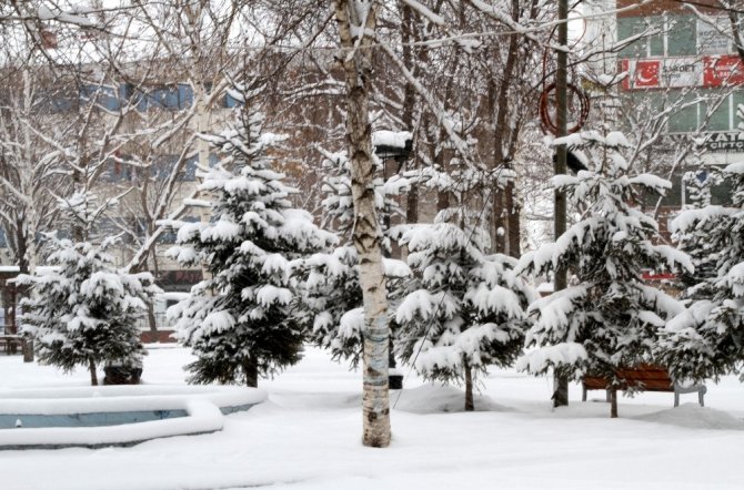 Ardahan’da kar sürprizi "kent beyaza bürüdü"