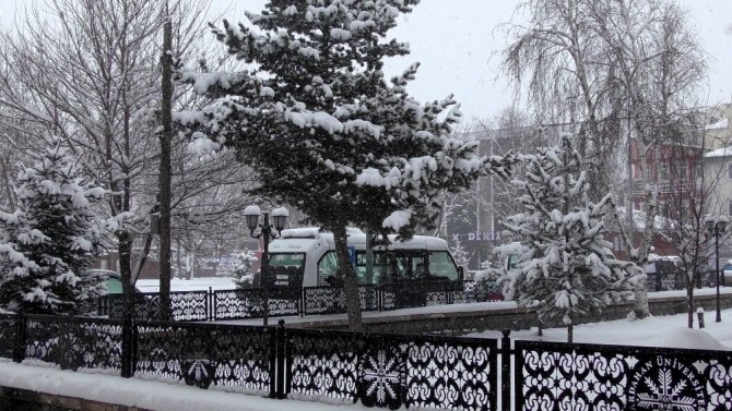 Ardahan’da kar sürprizi "kent beyaza bürüdü"