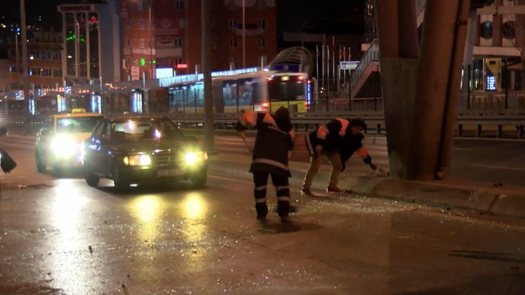 Beylikdüzü'nde sürücüsünün direksiyon hakimiyetini kaybettiği otomobil takla attı.