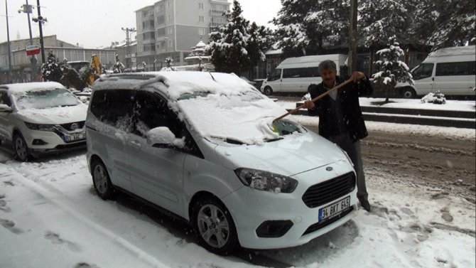Bitlis'in Ahlat ilçesinde etkili olan mart karı, hayatı olumsuz etkiliyor.