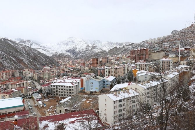 Gümüşhane kent merkezi mart ayının son günlerinde kar yağışıyla beyaza büründü.