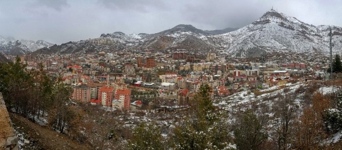 Gümüşhane kent merkezi mart ayının son günlerinde kar yağışıyla beyaza büründü.