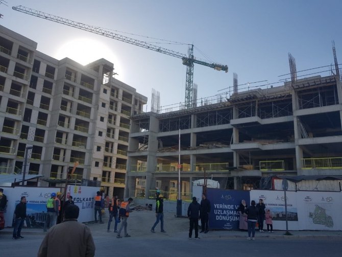 İzmir'in Karabağlar ilçesinde çalıştığı bir inşaatta vinçten düşen işçi hayatını kaybetti.