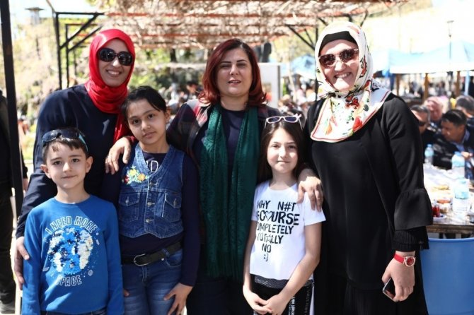 Özlem Çerçioğlu, Çakırbeyli Köy Pazarı'nı ziyaret ederek vatandaşlarla buluştu