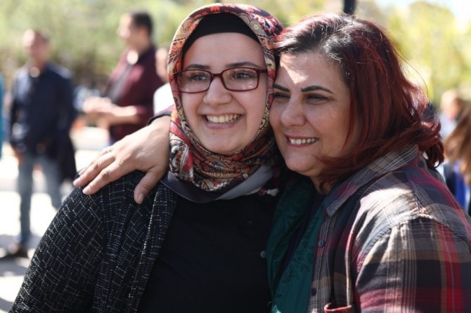 Özlem Çerçioğlu, Çakırbeyli Köy Pazarı'nı ziyaret ederek vatandaşlarla buluştu