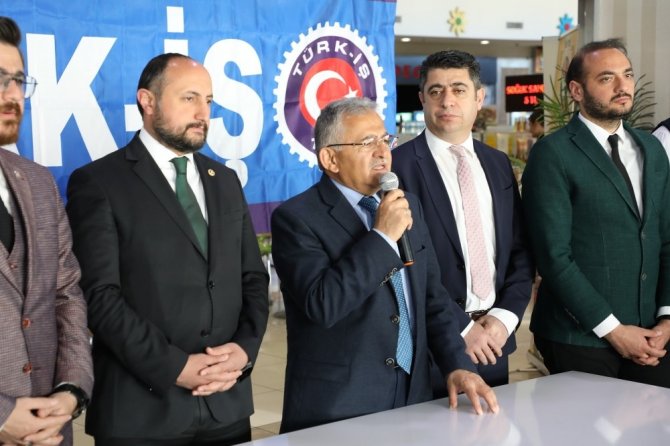 Başkan Memduh Büyükkılıç, belediyelerin 24 saat esasına göre çalıştığını belirtti