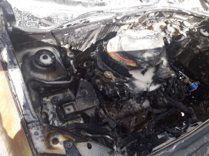 Hatay'da park halindeki hafif ticari araç alev alarak yanmaya başladı.