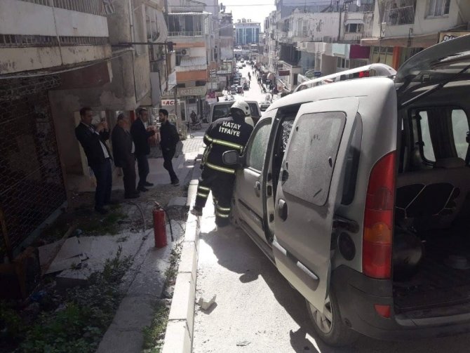 Hatay'da park halindeki hafif ticari araç alev alarak yanmaya başladı.