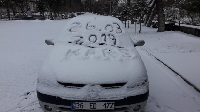 Kars'ta iki gündür etkili olan kar yağışı hayatı olumsuz etkiledi