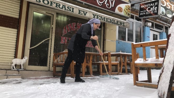Kars'ta iki gündür etkili olan kar yağışı hayatı olumsuz etkiledi