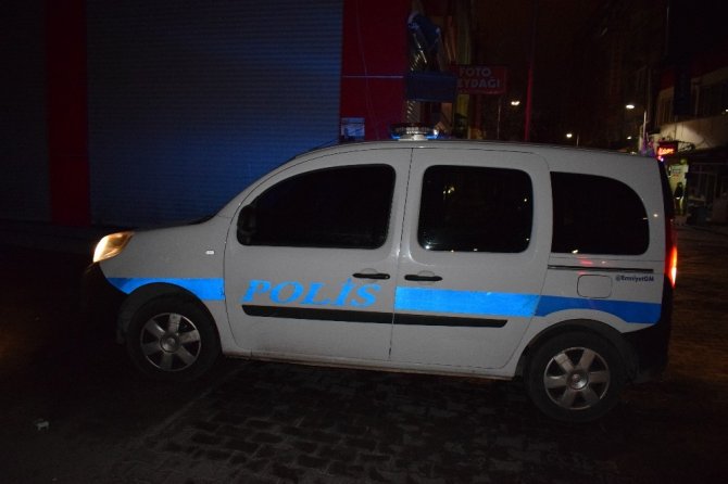 Malatya'da eğlence merkezi çıkışında iki kişi arasında yaşanan bıçakla kavgada 1 kişi yaralandı.