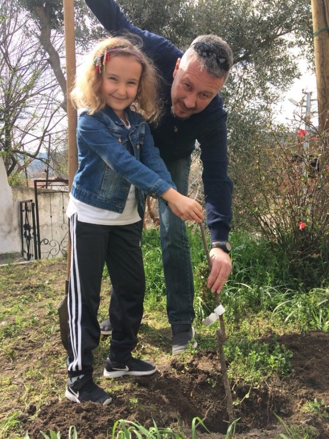 Miniklerden anlamlı etkinlik "meyve fidanları diktiler"