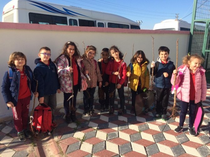 Miniklerden anlamlı etkinlik "meyve fidanları diktiler"