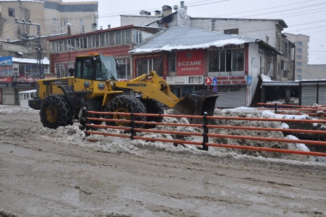 Yüksekova’da kar temizleme çalışmaları devam ediyor