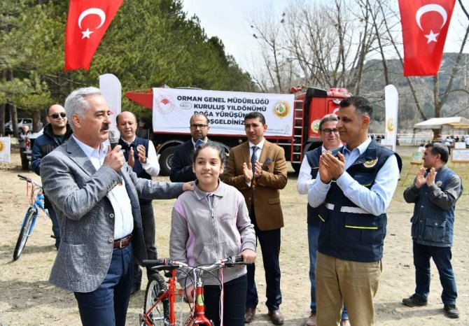 Arkadaşına bisiklet alabilmek için katıldığı resim yarışmasında amacına ulaştı, herkesi duygulandırdı