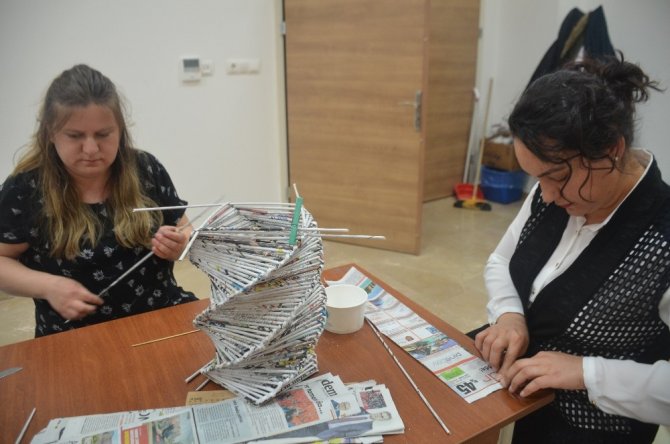 Bilecikli kadınlar vazodan, süs eşyasına bir çok ürün yapıyorlar.